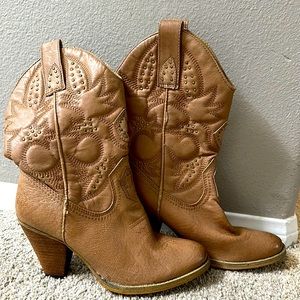 Never worn Volatile boots Tan size 6.5
